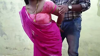 पिंक साड़ी पहनकर भाभी क्या कमाल की लगती है आज तो भाभी को छोडूंगा नही चूत फ़ाड़ के रख दूंगा