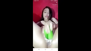 Indonesian slut loves bonking her pussy and arse until she squirts