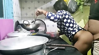 गाव से आही मेड को कुछ पत्ता नही था तो मालिक ने उसी का फायदा उटाया और मेड को चोद दियाहिन्दी क्लीयर ऑडियो