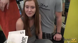 HUNT4K Il denaro dalla tasca dei cacciatori è abbastanza per comprare la fica di Linda Loved