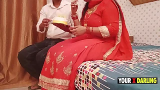 Stepmom ki anniversary pe baap nahi tha bete ne manaayi suhaagraat cake kaat kar