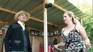 Jolie vestpocketsized cochonne aux gros seins et au gros cul prise dans un trio avec papy