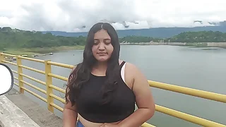 Chica abandonada por su novio es auxiliada por un extraño termina en sexo duro