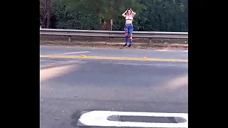 Encontrei uma prostituta na esquina chamei ela pra fazer um boquete ela quis 100 eu pedir desconto ela chupou só a cabecinha ! Levei tart terreno baldio qui delícia de boquete