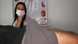 Paciente tem ereção bem na cara da enfermeira