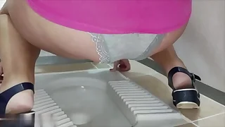 pissing in bagno publico