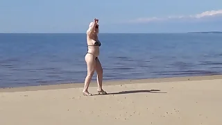 Mature beach slut invites guys to fuck her holes