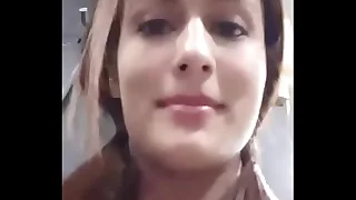 Latina fitness se corre en baño de gym