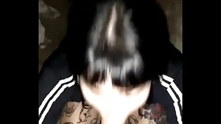 La mejor amiga de mi novia no aguantó y me la chupó en la calle