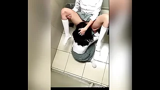 Dos Alumnas Lesbianas Mexicanas Tocándose en el Baño de la Escuela y Haciendo Sexo Oral! Dos ESTUDIANTES LESBIANAS MEXICANAS Calientes en el Baño de Mujeres se TOCAN Hasta TERMINAR!
