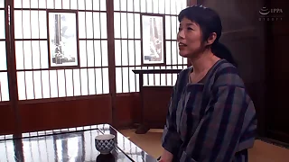 M915G04 An aunt in the countryside writhes in the pleasure of a woman