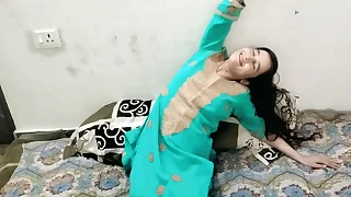 Dost ki stepsister ko gandi video dekhte pakad liya