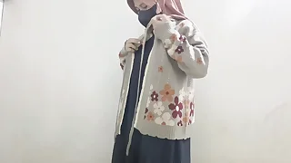Viral! Hijab bus big breasts colmek using Cucumber