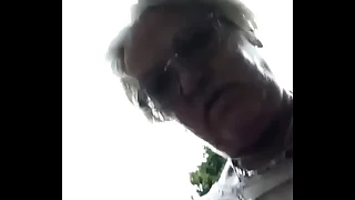 Oma harige kut onder jurk