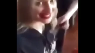 Mamada y hace una paja en público