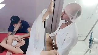 Esposa sacaneada durante exame na frente hack corno!
