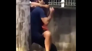 Recostados en poste y parqueo público