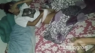 Flagrei minha enteada se masturbando para dormirfudi a bucetinha inocente dela sem camisinha e gozei