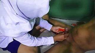Pisah dari suami bidan ini buka praktik terapi penis