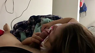 Mi hermanastra juega con mi verga mientras vemos una película en mi cuarto