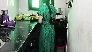 Kichen me naukrani ko piche se pakad ke chod diya