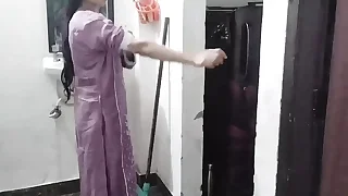 Malik ne muze paise dekar jabar dasti pakad ke pel diya