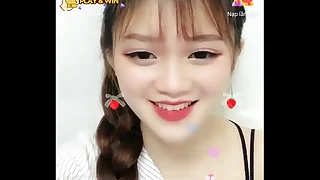 Em gái cute livestream trên Uplive
